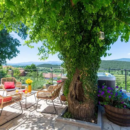 Beautiful Home In Otok With 4 Bedrooms, Jacuzzi And Outdoor Swimming Pool Casa de Férias *