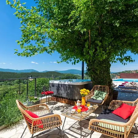 Beautiful Home In Otok With 4 Bedrooms, Jacuzzi And Outdoor Swimming Pool Casa de Férias *