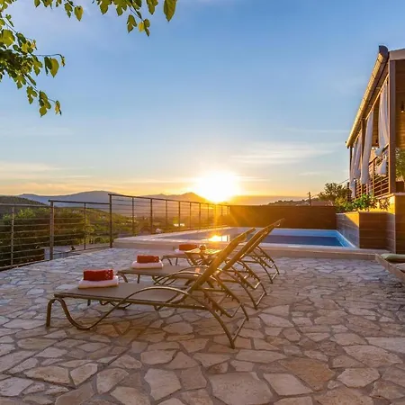 Casa de Férias Beautiful Home In Otok With 4 Bedrooms, Jacuzzi And Outdoor Swimming Pool