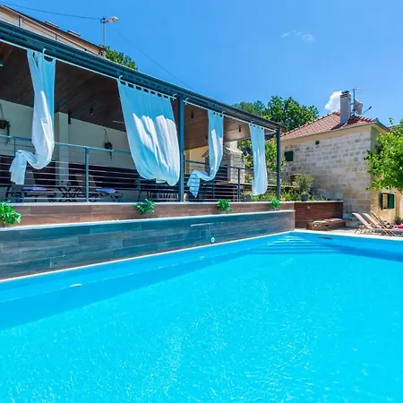 Beautiful Home In Otok With 4 Bedrooms, Jacuzzi And Outdoor Swimming Pool Casa de Férias *