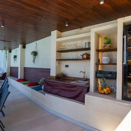 Beautiful Home In Otok With 4 Bedrooms, Jacuzzi And Outdoor Swimming Pool *