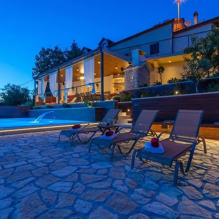 Casa de Férias Beautiful Home In Otok With 4 Bedrooms, Jacuzzi And Outdoor Swimming Pool *