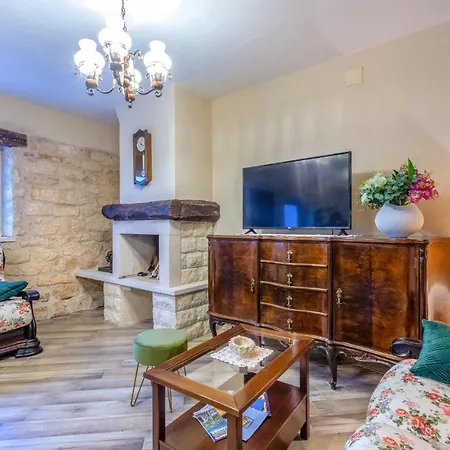 Beautiful Home In Otok With 4 Bedrooms, Jacuzzi And Outdoor Swimming Pool * Otok (Split-Dalmatia)