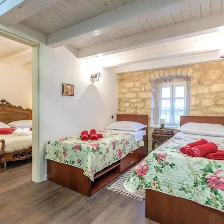 Casa de Férias Beautiful Home In Otok With 4 Bedrooms, Jacuzzi And Outdoor Swimming Pool Otok (Split-Dalmatia)