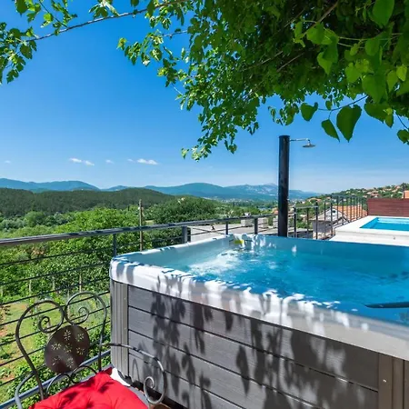 Beautiful Home In Otok With 4 Bedrooms, Jacuzzi And Outdoor Swimming Pool Casa de Férias *