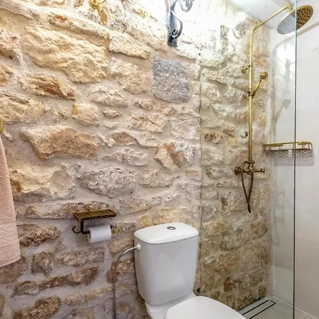 Beautiful Home In Otok With 4 Bedrooms, Jacuzzi And Outdoor Swimming Pool Casa de Férias *