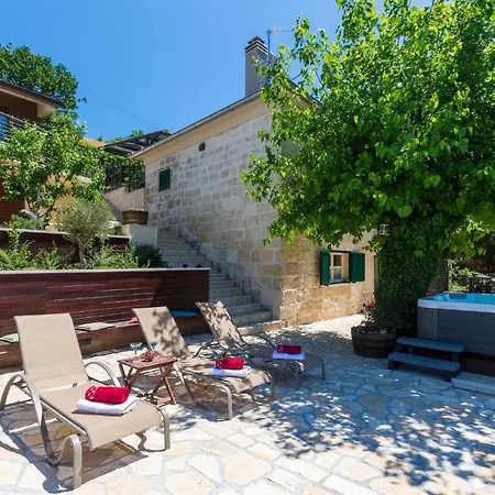 Casa de Férias Beautiful Home In Otok With 4 Bedrooms, Jacuzzi And Outdoor Swimming Pool Otok (Split-Dalmatia)