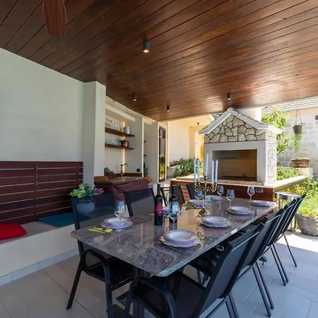Beautiful Home In Otok With 4 Bedrooms, Jacuzzi And Outdoor Swimming Pool Casa de Férias