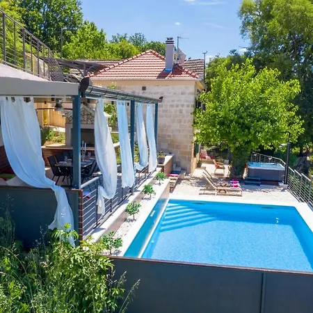 Beautiful Home In Otok With 4 Bedrooms, Jacuzzi And Outdoor Swimming Pool * Otok (Split-Dalmatia)