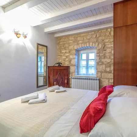 Beautiful Home In Otok With 4 Bedrooms, Jacuzzi And Outdoor Swimming Pool Otok (Split-Dalmatia)