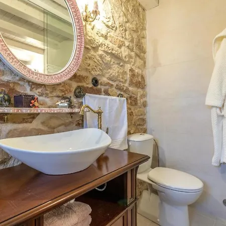 Beautiful Home In Otok With 4 Bedrooms, Jacuzzi And Outdoor Swimming Pool Casa de Férias *