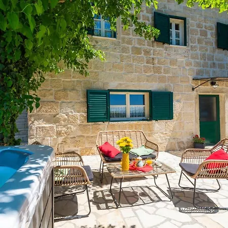 Beautiful Home In Otok With 4 Bedrooms, Jacuzzi And Outdoor Swimming Pool *