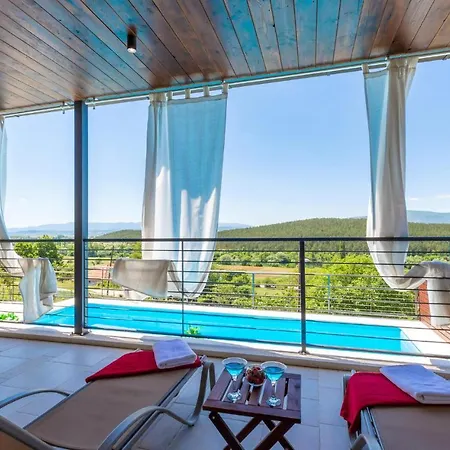Casa de Férias Beautiful Home In Otok With 4 Bedrooms, Jacuzzi And Outdoor Swimming Pool