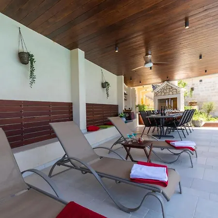 Casa de Férias Beautiful Home In Otok With 4 Bedrooms, Jacuzzi And Outdoor Swimming Pool