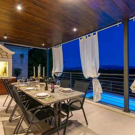 Beautiful Home In Otok With 4 Bedrooms, Jacuzzi And Outdoor Swimming Pool Casa de Férias