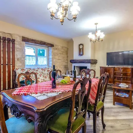 Beautiful Home In Otok With 4 Bedrooms, Jacuzzi And Outdoor Swimming Pool * Otok (Split-Dalmatia)
