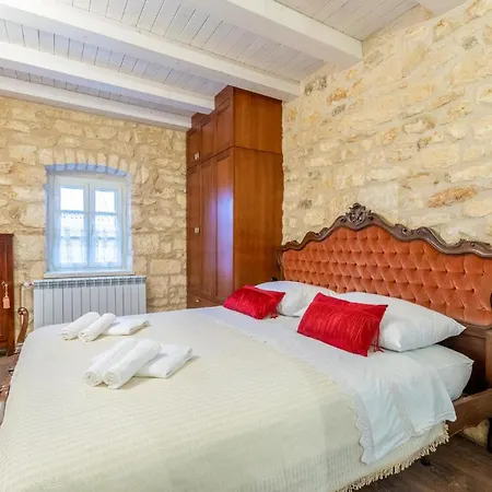 Beautiful Home In Otok With 4 Bedrooms, Jacuzzi And Outdoor Swimming Pool Casa de Férias