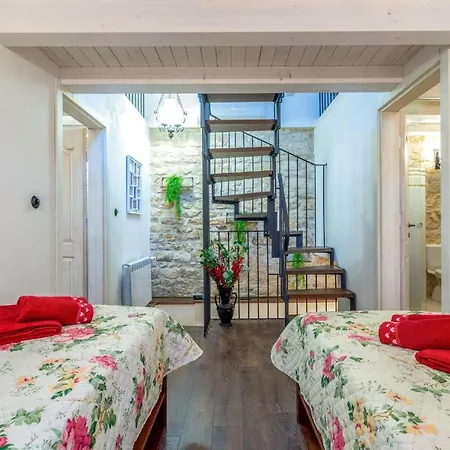 Beautiful Home In Otok With 4 Bedrooms, Jacuzzi And Outdoor Swimming Pool * Otok (Split-Dalmatia)