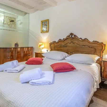 Beautiful Home In Otok With 4 Bedrooms, Jacuzzi And Outdoor Swimming Pool *